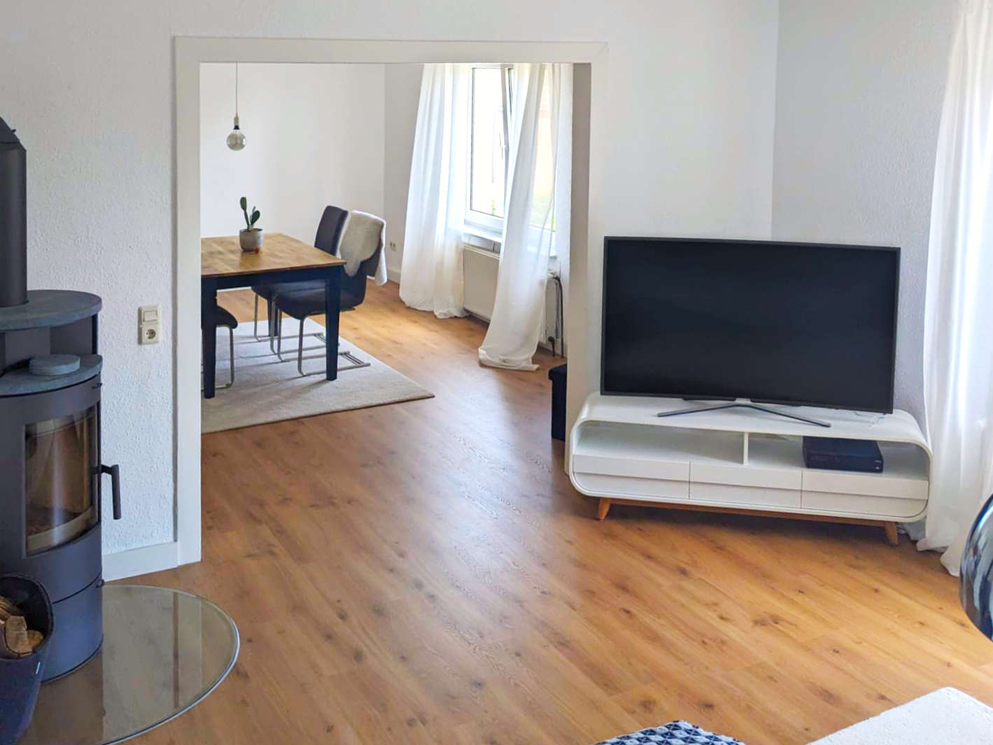Wohnzimmer der Ferienwohnung mit Kamin und Smart-TV